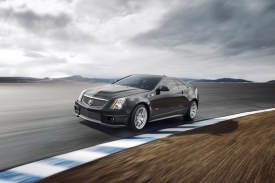 Kupé Cadillac CTS-V akceleruje z nuly na stovku asi za čtyři sekundy.