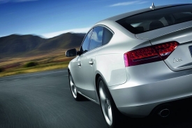 Audi A5 Sportback má čtveřici dveří a kufr o objemu 480 litrů.