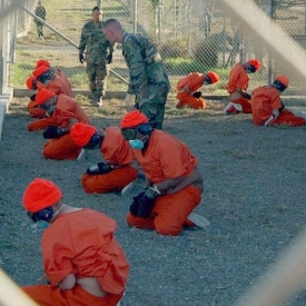 Vězni v Camp X-Ray v roce 2002.