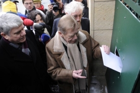 Zleva Václav Malý, Václav Havel a Pavel Landovský s protestním dopisem