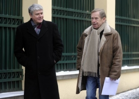 Václav Havel a biskup Václav Malý na cestě k ambasádě.