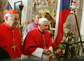 Vlk (vlevo) s papežem Benediktem XVI. při jeho návštěvě Česka.