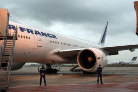 Let z Tokia do Paříže se pěti pasažérům prodražil.