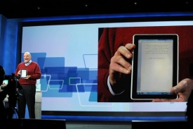 Fanoušci se těší na tablet od Applu, s novinkou však přišel Microsoft.