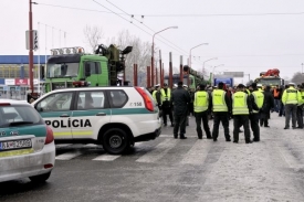 Dopravci zablokovali rušnou komunikaci v Bratislavě.