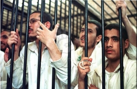 Radikální islamisté před egyptským soudem (2003).