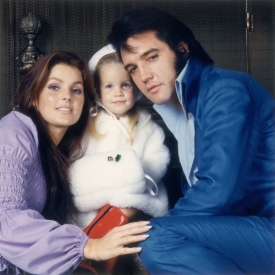 Elvis Presley, manželka Priscilla a dcera Lisa-Marie.