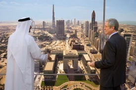 Arabské kontrasty: dubajský a západní byznysmen v Emirátech.