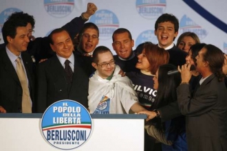 Berlusconiho partajníci pějí hymnu na jeho počest.