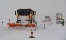 Silničáři v Moravskoslezském kraji odklízí sněhovou nadílku ze silnic.