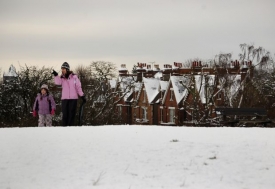 Londýňané si mohou užít sněhové nadílky v parku Hampstead Heath.