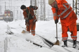 S problémy se sněhem se potýkají i na železnici.