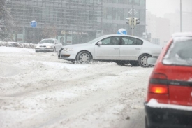 Sníh způsobuje komplikace i v městské dopravě.