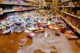 Podlaha supermarketu v Eurece po zemětřesení.