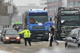 Řidiči kamionů zablokovali ulici v Bratislavě už ve čtvrtek.