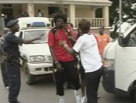Emmanuel Adebayor (v červeném) v záběru televizních kamer po tragédii.