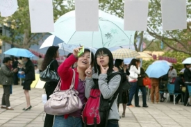 Ženy v Pekingu si prohlížejí "inzeráty" mužů, kteří se chtějí ženit.