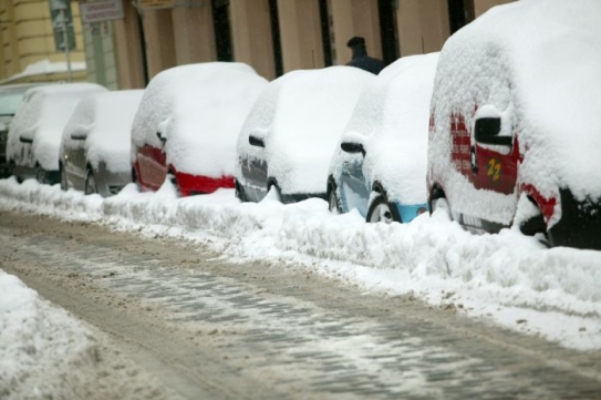 Někteří řidiči odklízení sněhu ze svého auta vzdali.