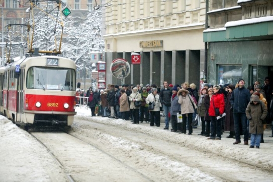 Nepříjemné čekání, tramvaje mají kvůli sněhu zpoždění.