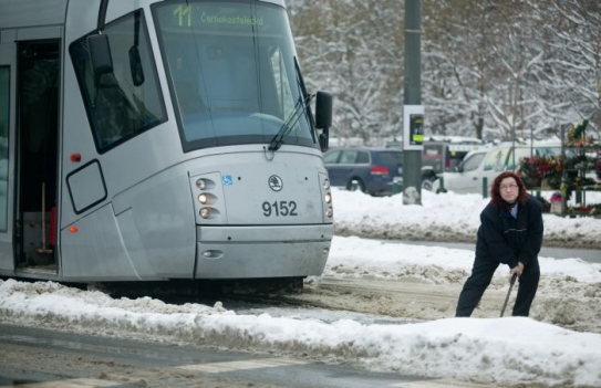 Výhybky zapadly sněhem. Řidiči tramvají měli práci navíc.