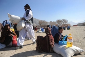 Afghánci čekají na humanitární pomoc.