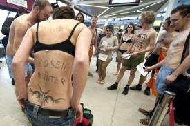 Členové německé Pirátské strany protestují proti skenerům na letišti.