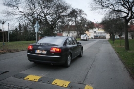 Paroubek ve voze Audi na cestě ke Kramářově vile.