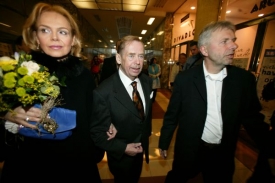 Václav Havel se svou ženou Dagmar na premiéře hry Odcházení.