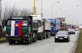 Premiér Fico řeší situaci na slovenských hranicích dočasným ústupkem.