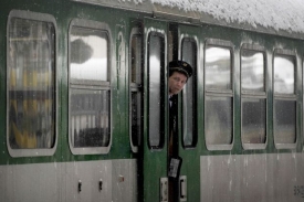 Sníh a mrazivé počasí komplikují dopravu na železnici.