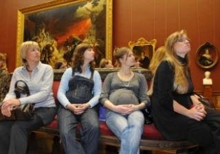 Těhotné Rusky v muzeích Petrohradu.