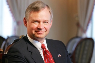 Zatím posledním velvyslancem USA v Česku byl Richard Graber.