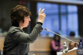 Baronka Ashtonová s typicky britskými manýry.
