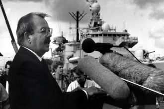 Nizozemský ministr obrany Beek u odjezdu korvet do Zálivu roku 1991.