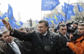 Janukovič se svými příznivci ve městě Lvov.