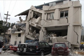 Zemětřesení zničilo velké množství budov na ostrově.