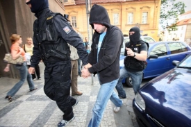 Policisté znovu zasahují proti příznivcům krajní pravice (ilustrační foto).