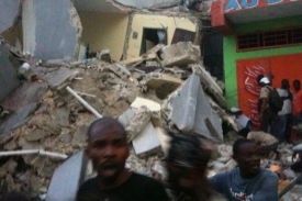 Haiti postihlo ničivé zemětřesení, při kterém zemřely tisíce lidí.