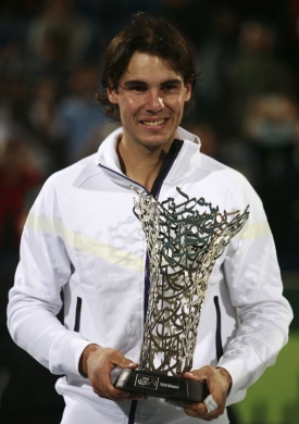 Rafael Nadal s pohárem z exhibičního turnaje v Abú Zabí.