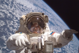 Počínání obou kosmonautů lze sledovat živě na webu NASA.