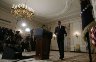 Obama odchází z pravidelné tiskové konference.