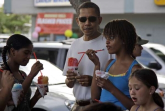 Obama s manželkou a dětmi mlsá zmrzlinu na Havaji.