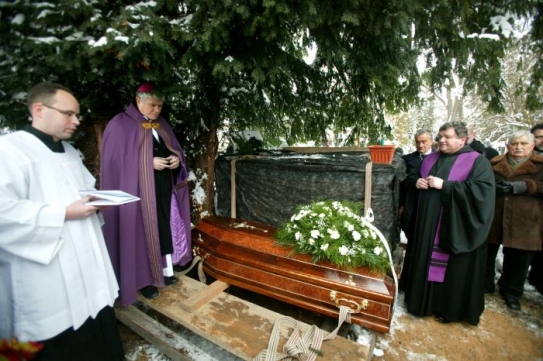 U hrobu biskup Václav Malý pronesl modlitbu.
