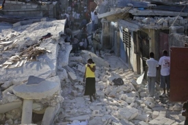 Žena prochází troskami zničeného Port-au-Prince.