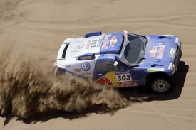 Carlos Sainz si na Dakaru upevnil vedení v automobilech.