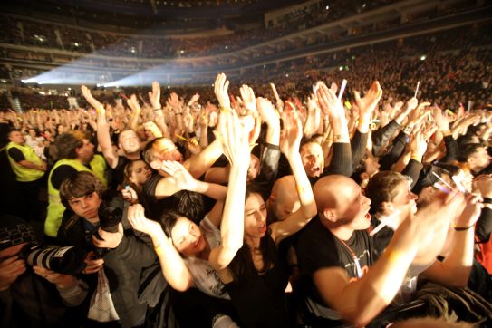 Fanoušci na koncertu, většina přišla v černém oblečení.