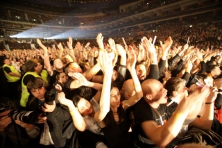 Fanoušci na koncertu, většina přišla v černém oblečení.