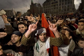 Jiné Nizozemí. Mohamedáni protestují v Amsterodamu.
