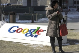Číňanka posílá textovou zprávu u loga Googlu.