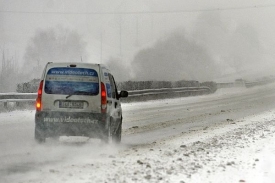 Počasí zase potrápí řidiče, hrozí silný vítr, závěje a sněhové jazyky.